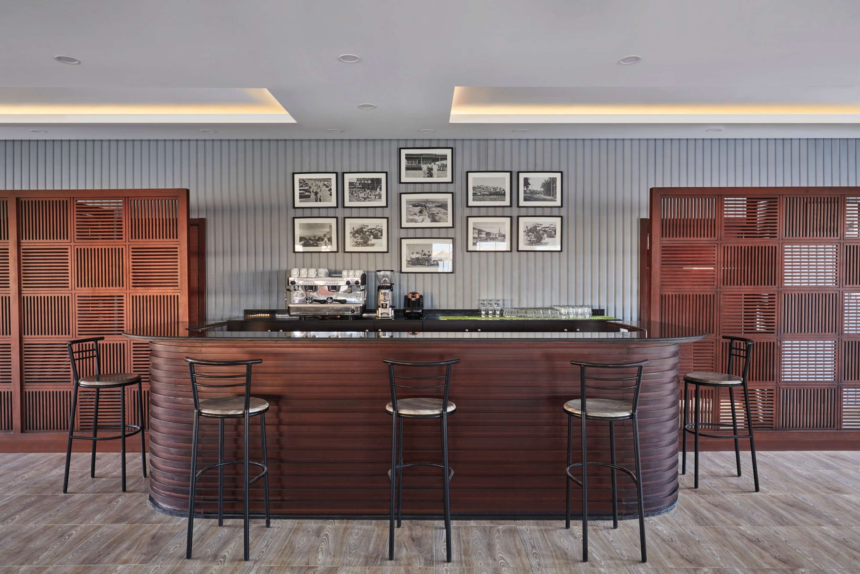 2 restaurants, breakfast served