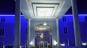 Fassade der Unterkunft – Abend/Nacht