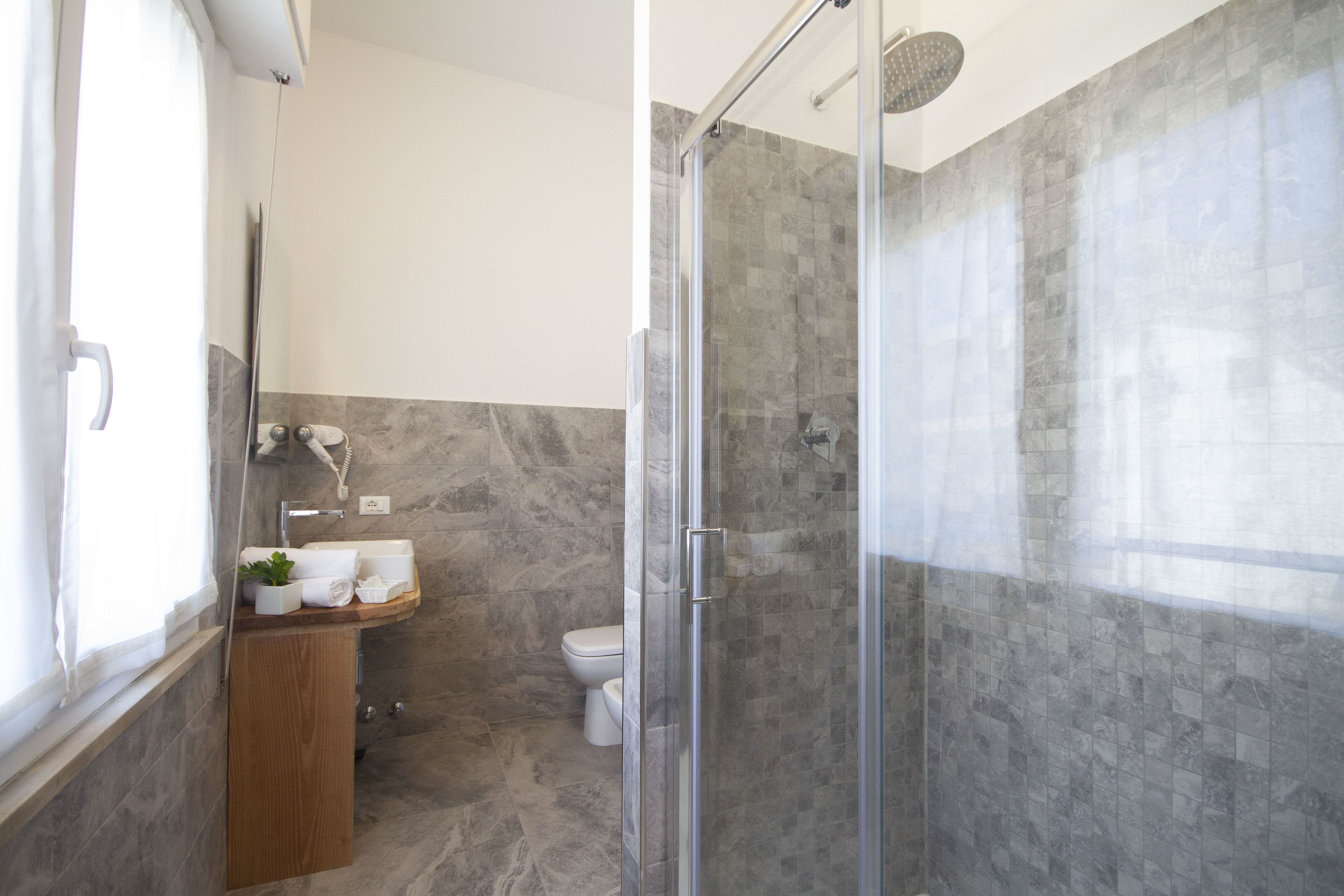Dusche, Regendusche, kostenlose Toilettenartikel, Haartrockner