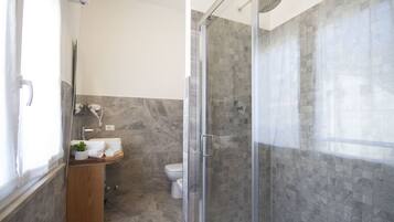 Dusche, Regendusche, kostenlose Toilettenartikel, Haartrockner