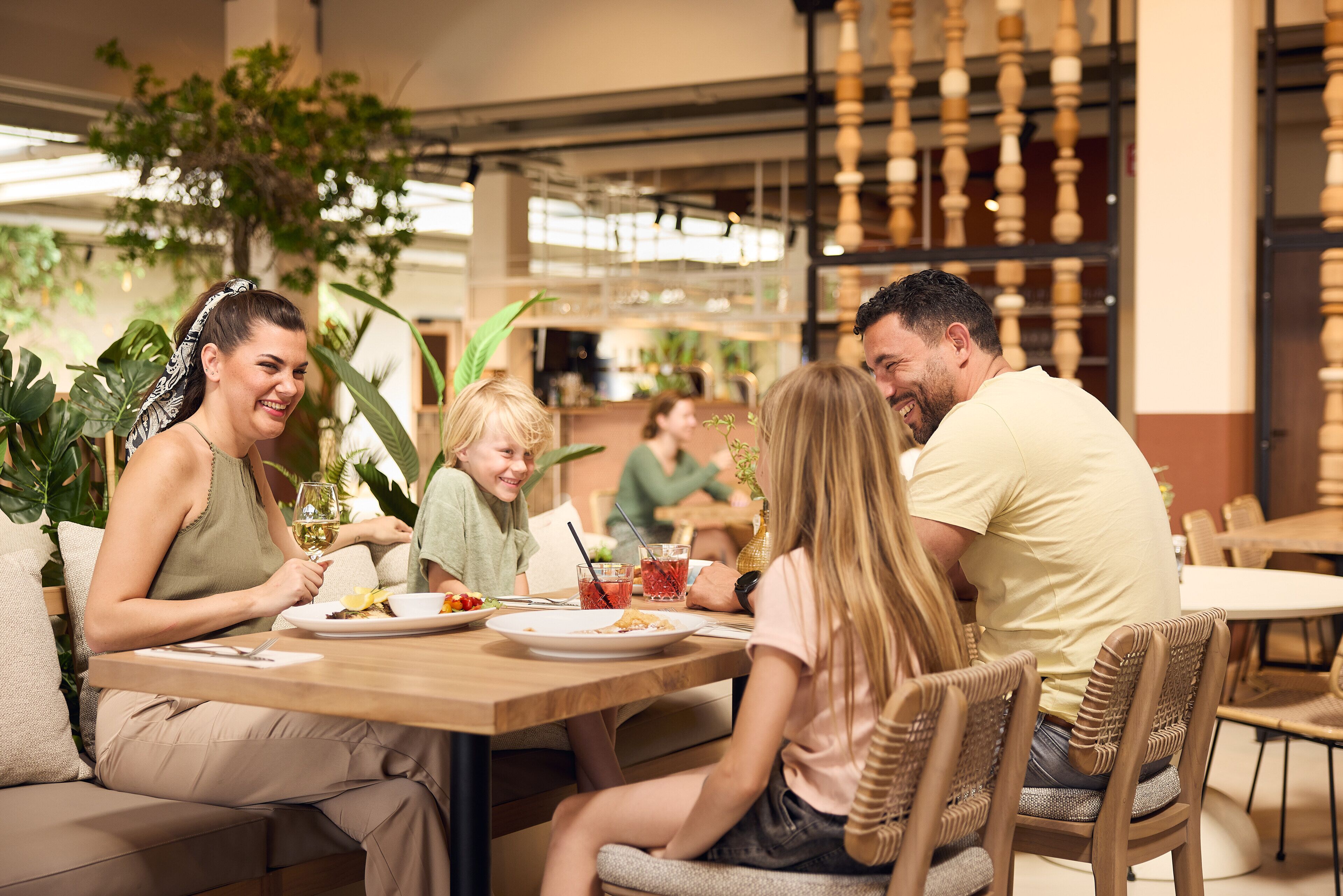 Phục vụ bữa trưa 