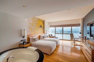 Caja de seguridad en la habitación y escritorio