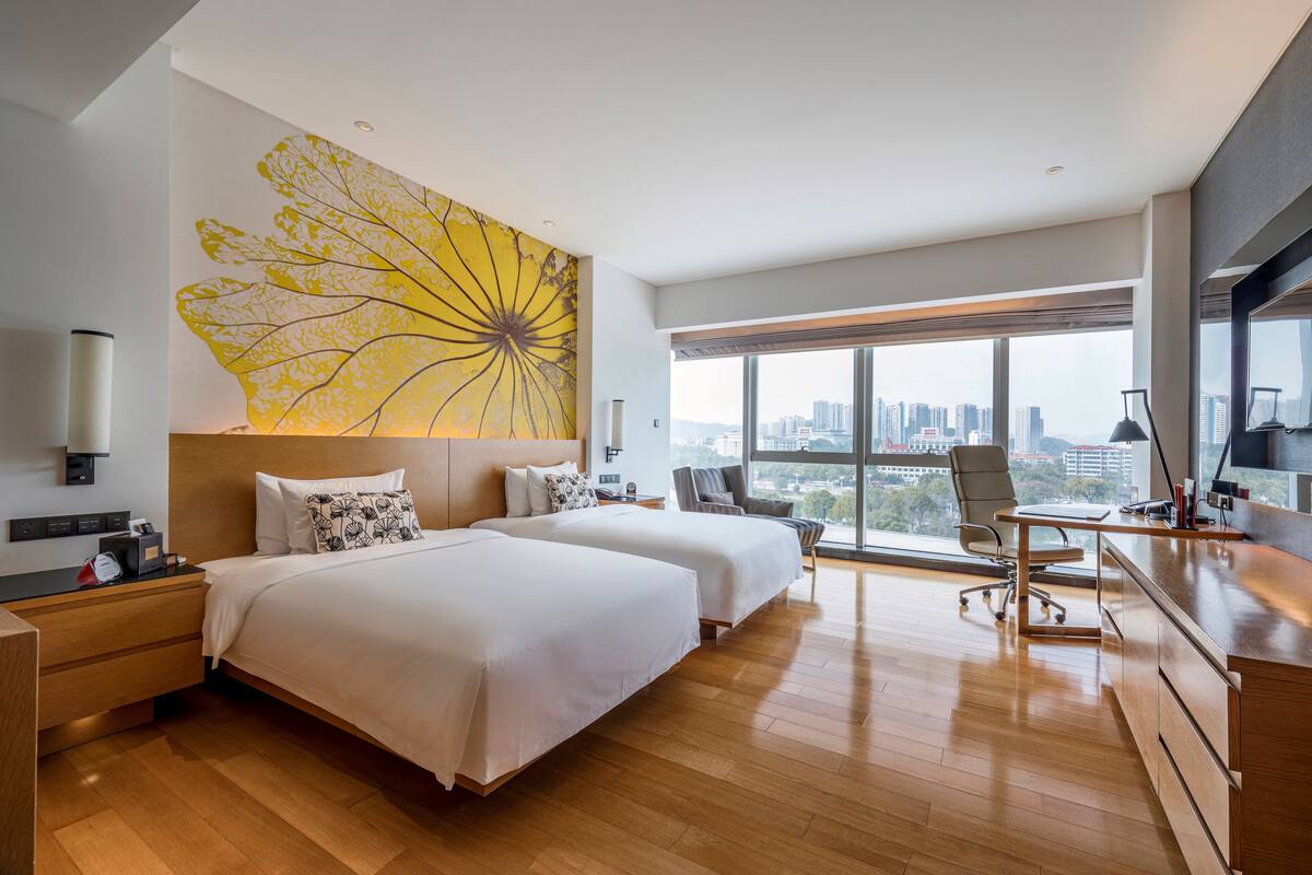 ห้องคลาสสิกทวิน, วิวสวน | ตู้นิรภัยในห้องพัก, โต๊ะทำงาน, พื้นที่ทำงานแบบใช้แล็ปท็อป, ผ้าม่านกันแสง