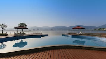 Piscina coperta, piscina stagionale all'aperto