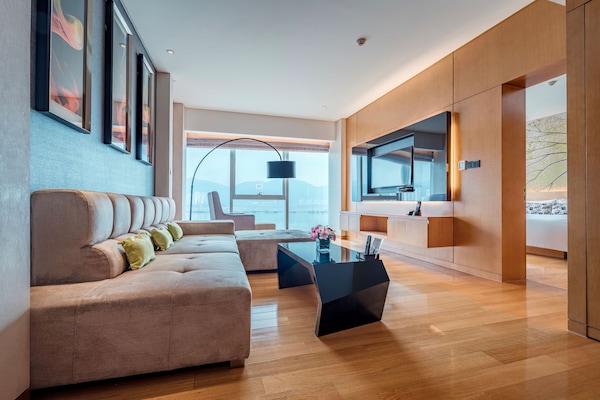 Suite – exclusive, utsikt mot innsjø | Safe på rommet, skrivebord og skrivebord for bærbar PC