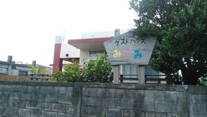 Un panneau avec des caractères japonais et un symbole de vélo, indiquant un espace réservé au stationnement des vélos.