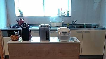 Casa | Cozinha americana privada | Geladeira, micro-ondas, cooktop, chaleira elétrica