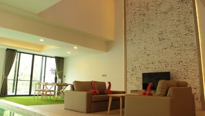 2 Bedrooms with Private Pool Villa | 客廳 | 50 吋平面電視連有線電視頻道、智能電視