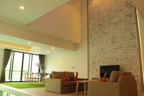 2 Bedrooms with Private Pool Villa | บริเวณนั่งเล่น | ทีวีจอแบน 50 นิ้ว พร้อมช่องเคเบิล, ส  มาร์ททีวี