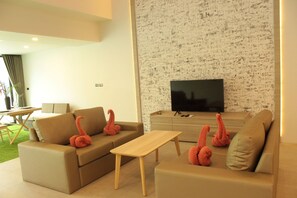 2 Bedrooms with Private Pool Villa | Area keluarga | Televisi layar datar 50-inci dengan saluran TV kabel dan Smart TV