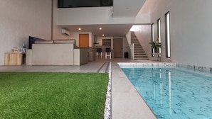 2 Bedrooms with Private Pool Villa | 客廳 | 50 吋平面電視連有線電視頻道、智能電視