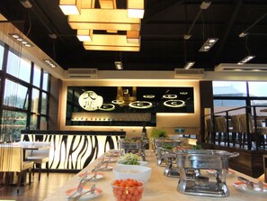 Free daily local cuisine breakfast - Tian Kuo Lu Dadi Homestay (Kaohsiung)