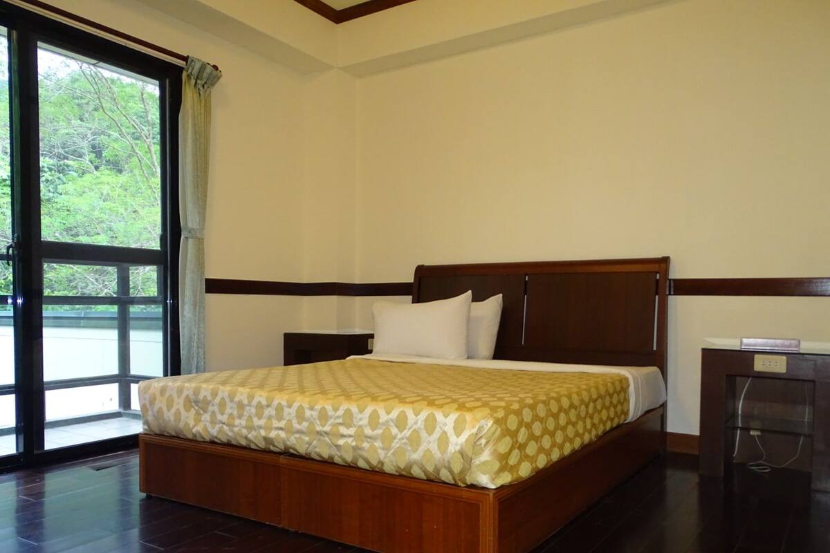 Elite Double Room | Blackout drapes, soundproofing, free WiFi, bed sheets
