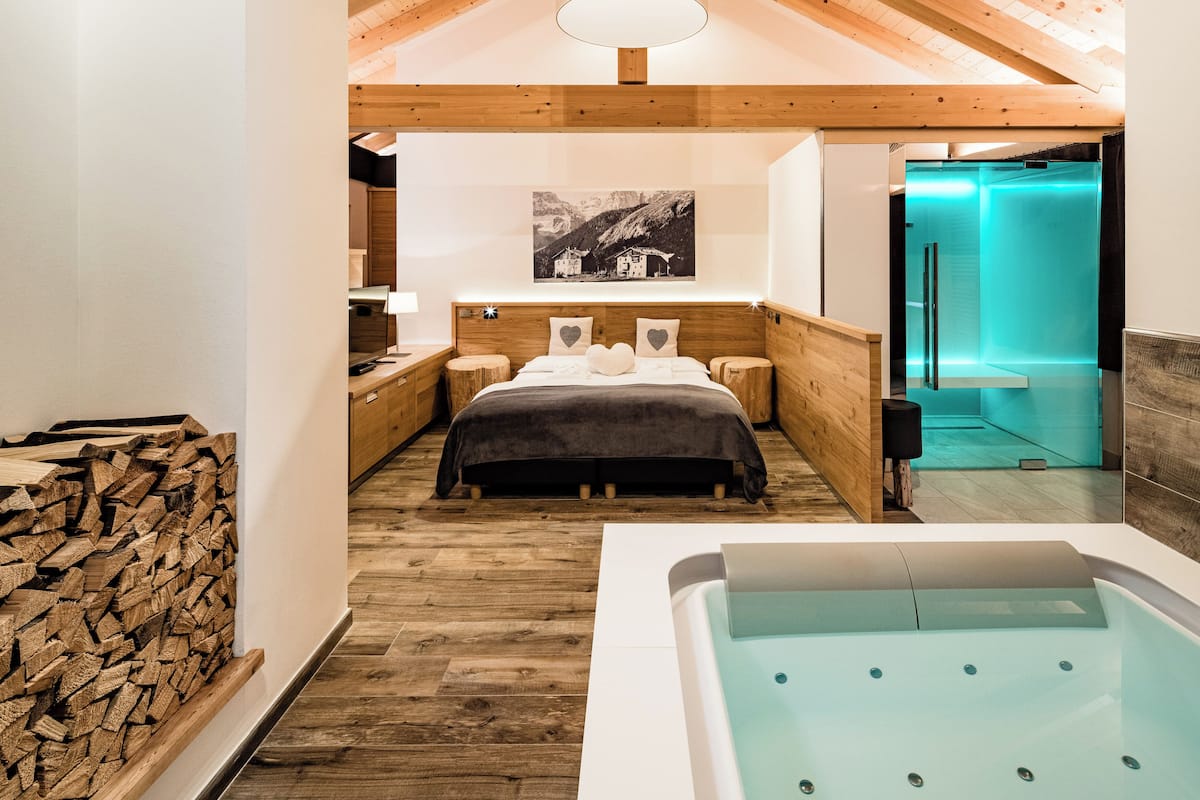 Suite, Jetted Tub