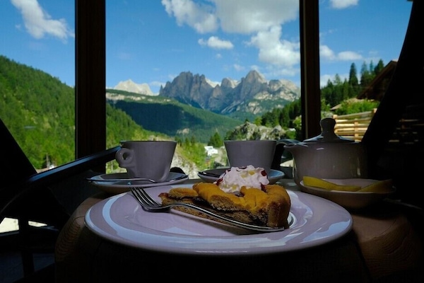 Daily buffet breakfast (EUR 17 per person)