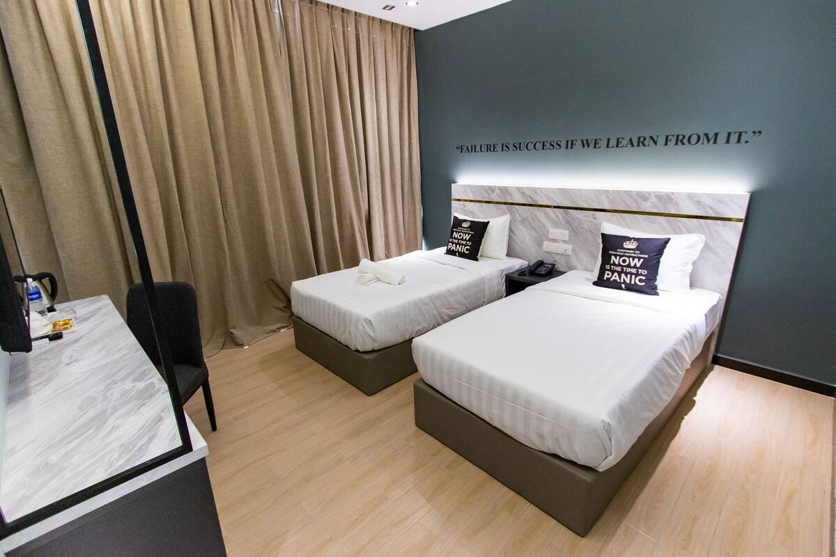 Deluxe Twin Room | Desk, laptop workspace, iron/ironing board (on request), WiFi (free)
