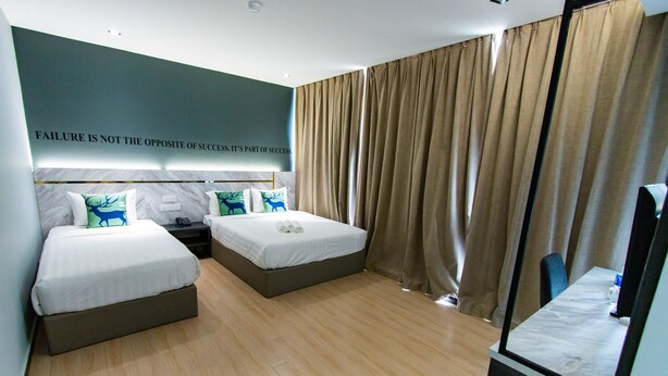 Deluxe Triple Room | Desk, laptop workspace, iron/ironing board (on request), WiFi (free) - Hotel 99 Sepang KLIA (Sepang)