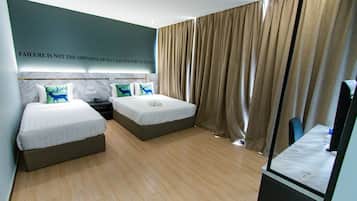 Deluxe Triple Room | Meja, ruang kerja komputer riba, seterika/papan seterika, Wi-fi percuma