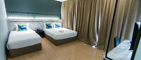 Deluxe driepersoonskamer | Een bureau, een laptopwerkplek, een strijkplank/strijkijzer, gratis wifi