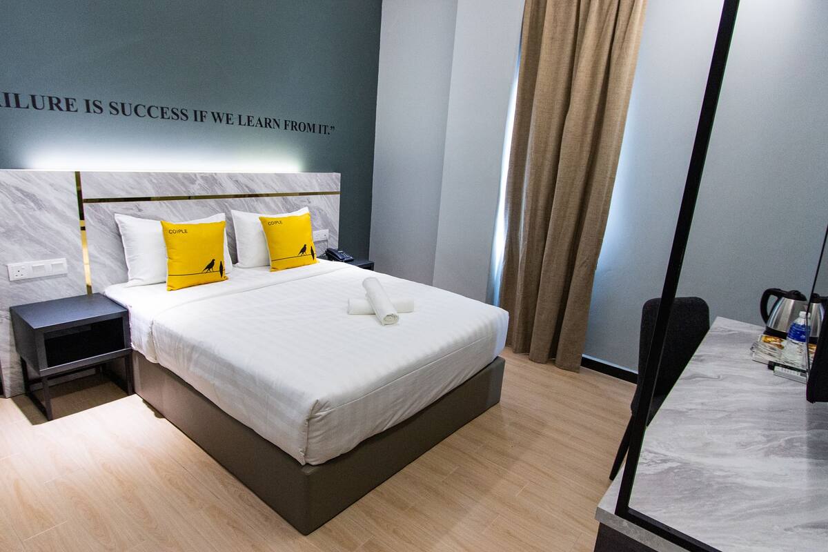 Deluxe Double Room, Small Windows | Desk, laptop workspace, iron/ironing board (on request), WiFi (free)