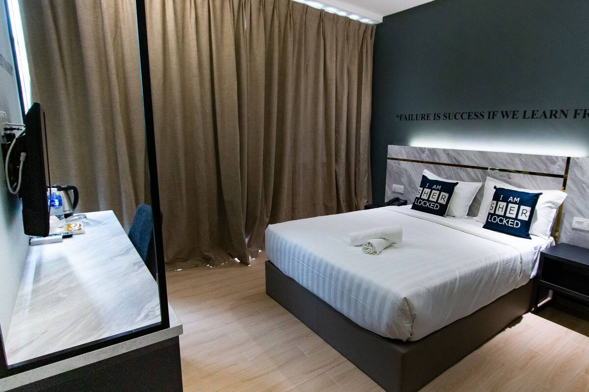 Deluxe Double Room, Large Windows | Desk, laptop workspace, iron/ironing board (on request), WiFi (free)