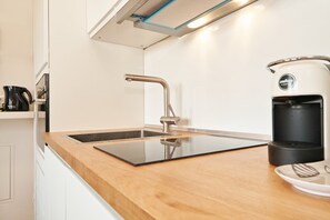 إستديو مريحة | مطبخ خاص | ثلاجة/مجمد بحجم كبير، ميكروويف، فرن، موقد طهي مسطح