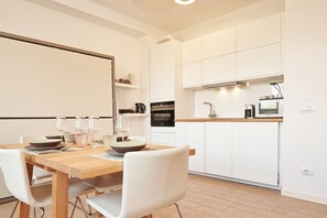 Studio Comfort | Eget kök | Stort kylskÄp, mikrovÄgsugn, ugn och spishÀll