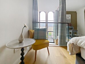 Tabla de planchar con plancha, wifi gratis y ropa de cama 