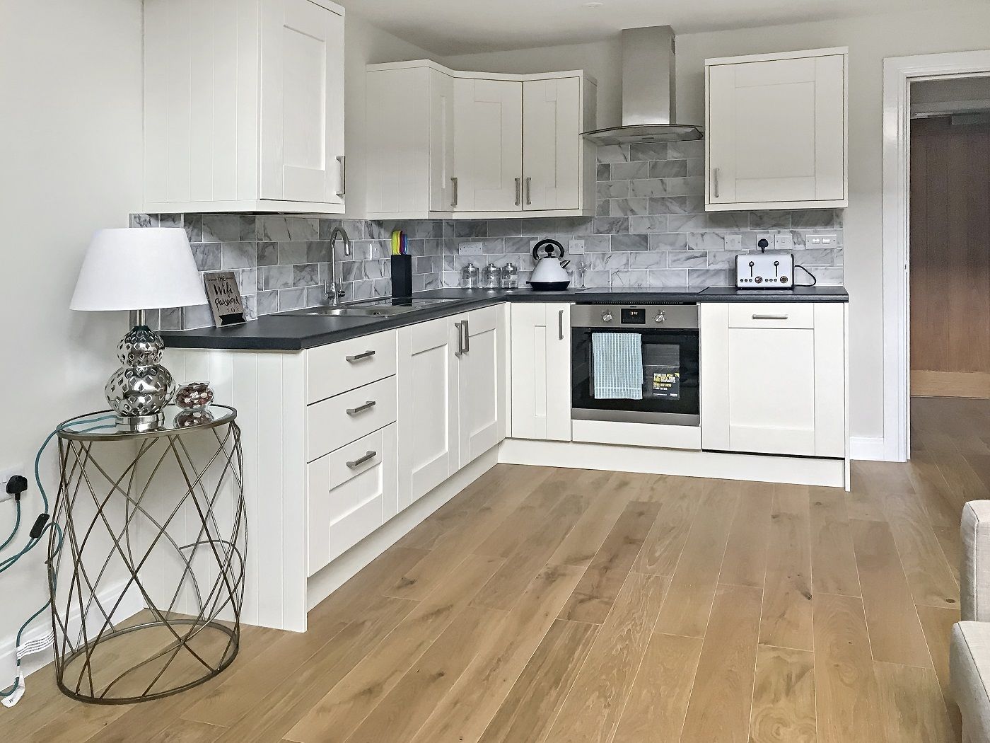 浪漫公寓 | 私人廚房 | 大型冰箱、微波爐、烤箱、爐台