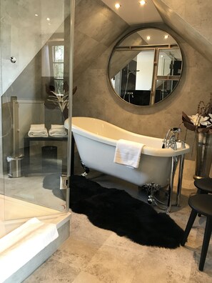 Honeymoon Suite (Hollywood Nr.10) | Bathroom | Free toiletries, hair dryer, bathrobes, towels - Hotel & Restaurant Schulz (Neustadt am Ruebenberge)