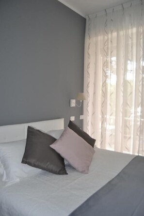Minibar, bureau, Wi-Fi gratuit, draps fournis