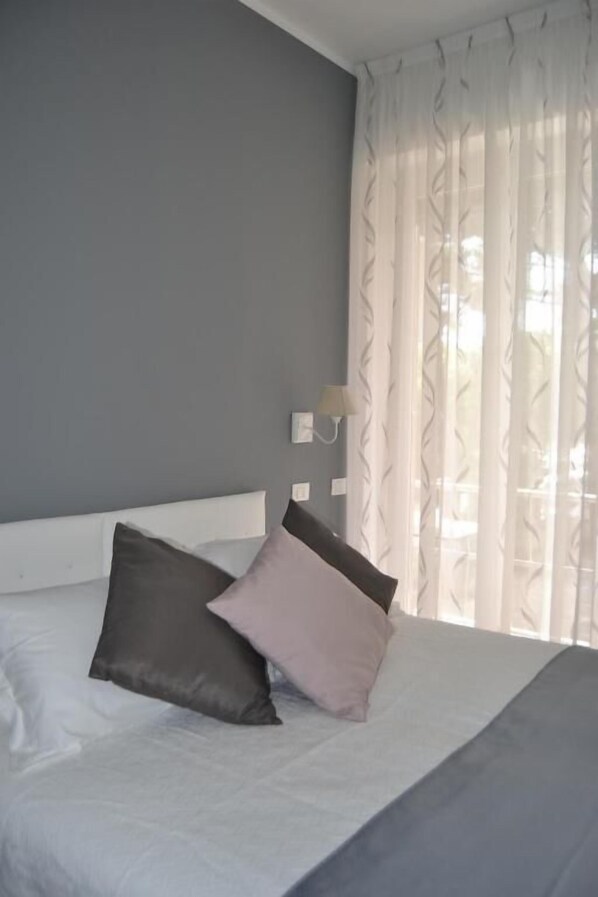 迷你吧、办公桌、免费 WiFi、床单