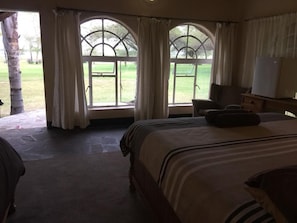 Chalet Basic | Una scrivania, lenzuola