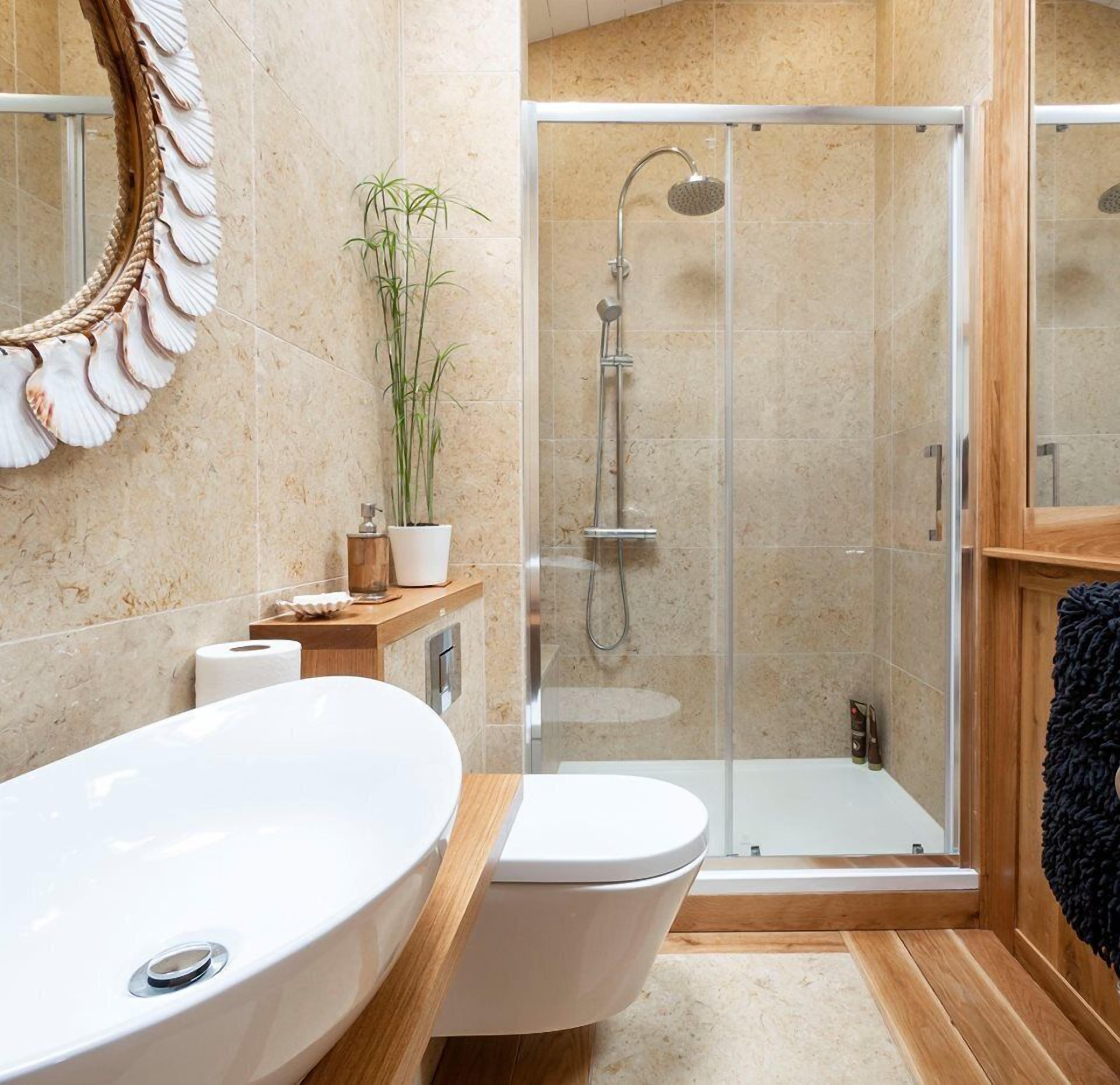 House | Bathroom | Separate bathtub and shower, free toiletries, hair dryer, towels