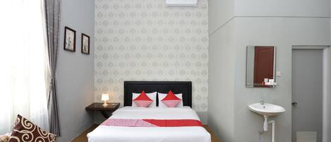 Deluxe Double Room | Desk, free WiFi, bed sheets