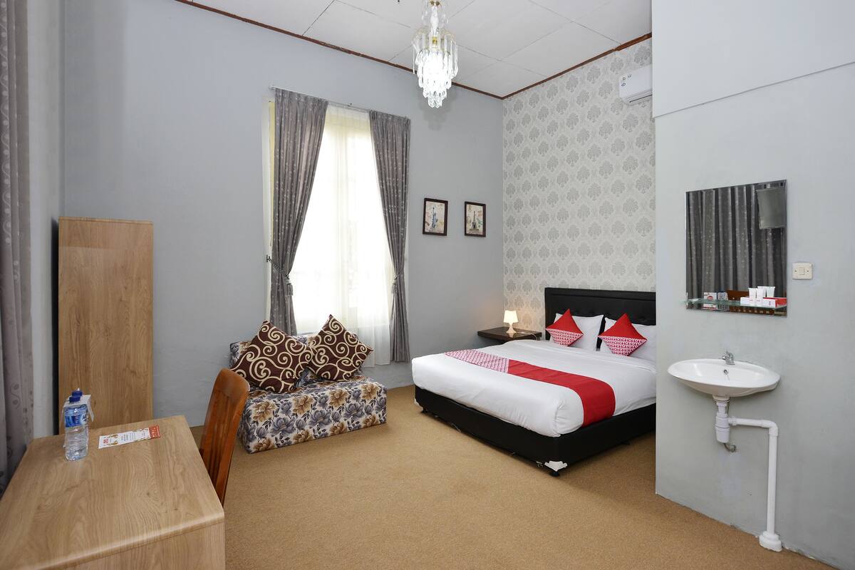 Desk, free WiFi, bed sheets