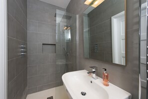 Appartement, 2 chambres | Salle de bain