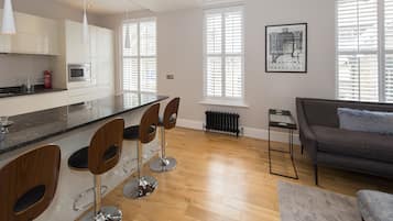 Apartment, 2 Schlafzimmer | Wohnbereich | 55-Zoll-Flachbildfernseher mit Digitalempfang, Smart-TV
