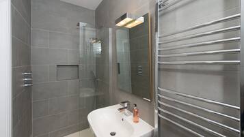 Apartment, 2 Bedrooms | Bathroom | Combined shower/tub, hair dryer, towels