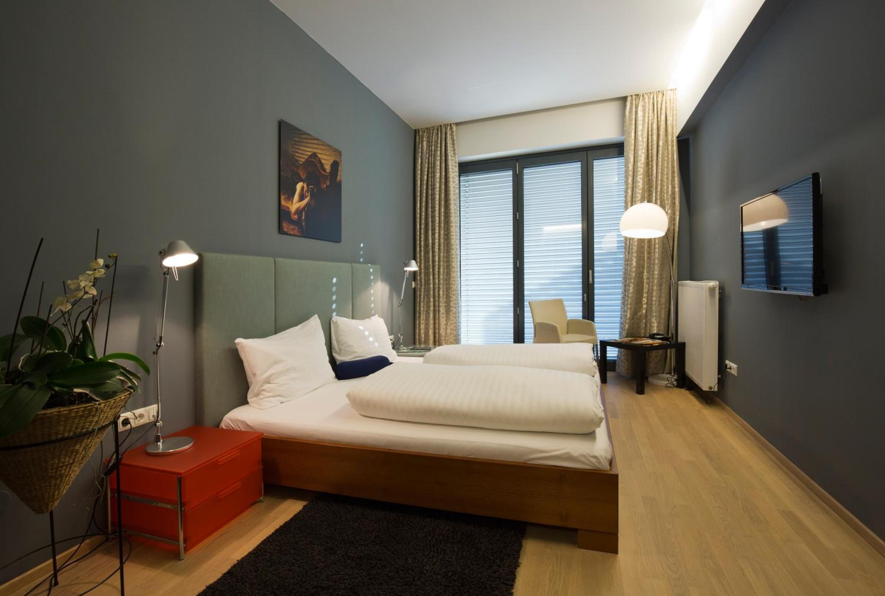 بديكورات فريدة لكل غرفة وطراز فريد لكل وحدة ومكتب وتجهيزات عازلة للصوت