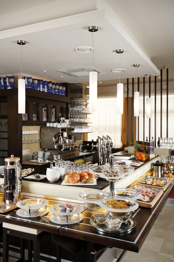 Tägliches Frühstücksbuffet (12.9 EUR pro Person)