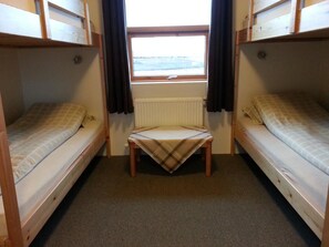 Herbergi fyrir fjóra - sameiginlegt baðherbergi | Ókeypis þráðlaus nettenging, rúmföt