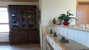 Eine Küche mit Holzschränken, einer Holzausziehtheke und einem Blumentopf.