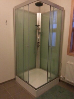 Herbergi fyrir fjóra - sameiginlegt baðherbergi | Baðherbergi | Sturta, handklæði