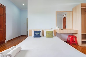 Free WiFi, bed sheets - OYO 1271 One Family Guesthouse (Lembang)