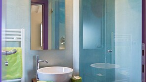 Shower, rainfall showerhead, hair dryer, towels - Al Dolce Farniente (Marsciano)