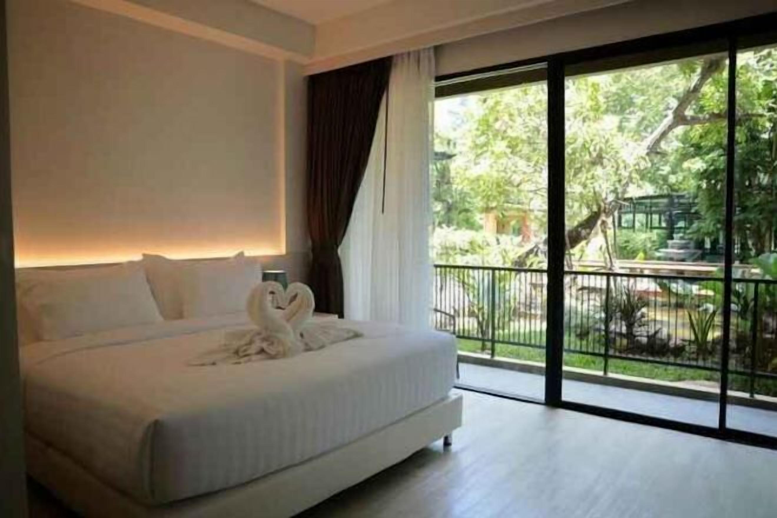 Brankas, meja kerja, tirai kedap cahaya, dan kedap suara