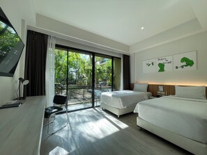 Deluxe Twin kamer | Een kluis op de kamer, een bureau, verduisterende gordijnen