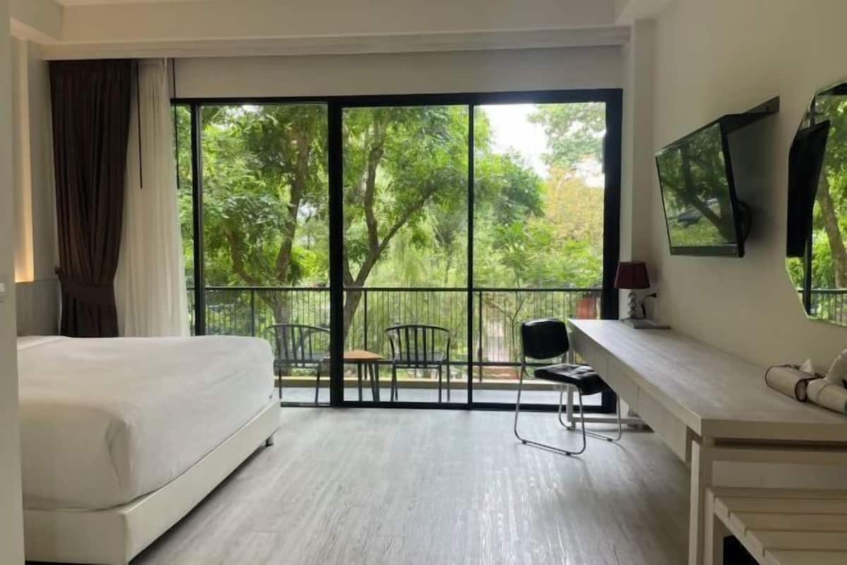 In-room safe, desk, blackout drapes, soundproofing