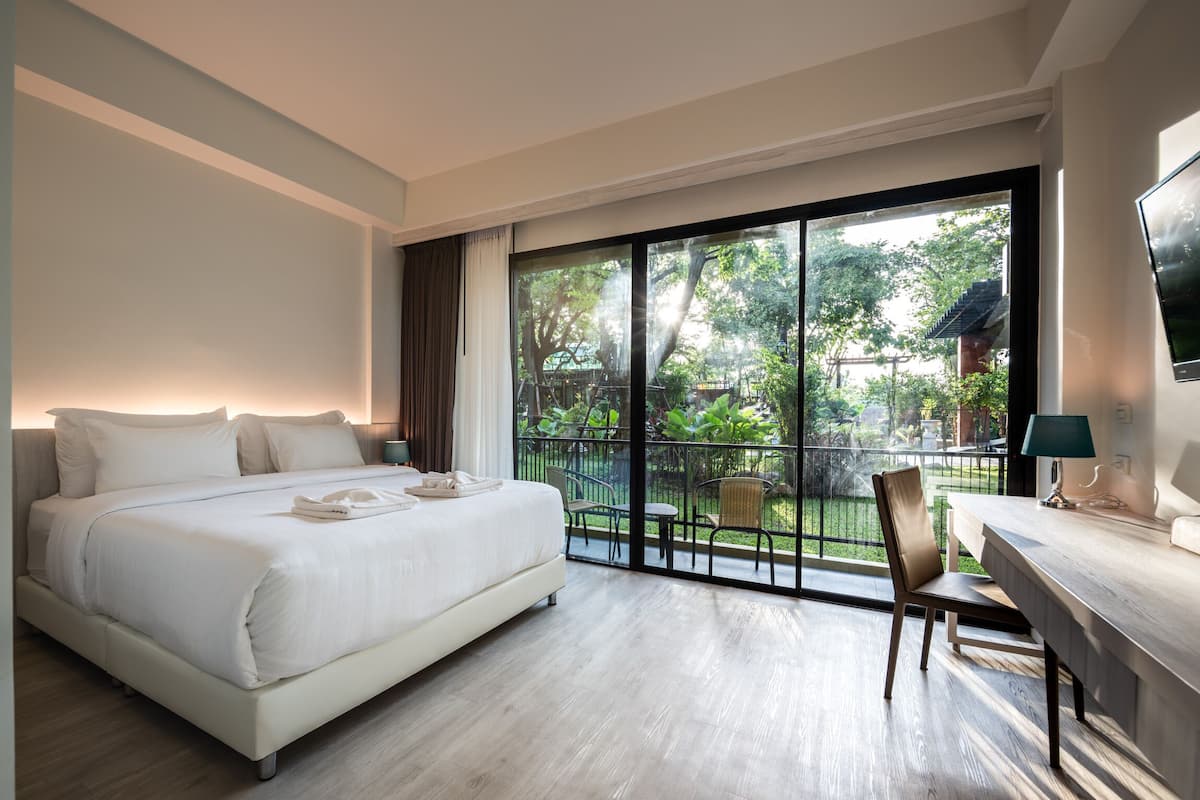 Deluxe Double Room | In-room safe, desk, blackout drapes, soundproofing